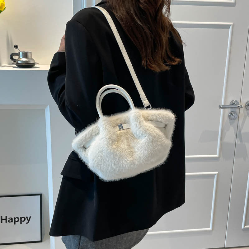 Damen Umhängetasche mit kuscheligem Fell-Design Nord Taschen