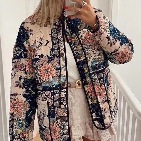 Damen Patchwork‑Steppjacke mit Blumenmuster, gerader Silhouette und aufgesetzten Taschen Nord Taschen