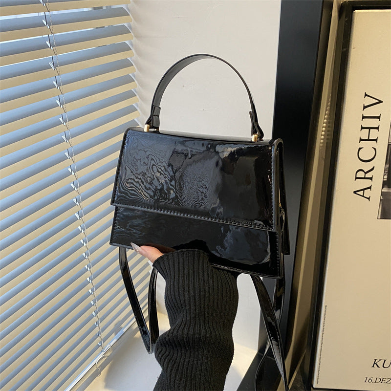 Damen stilvolle Lackleder Handtasche mit elegantem Klappverschluss Nord Taschen