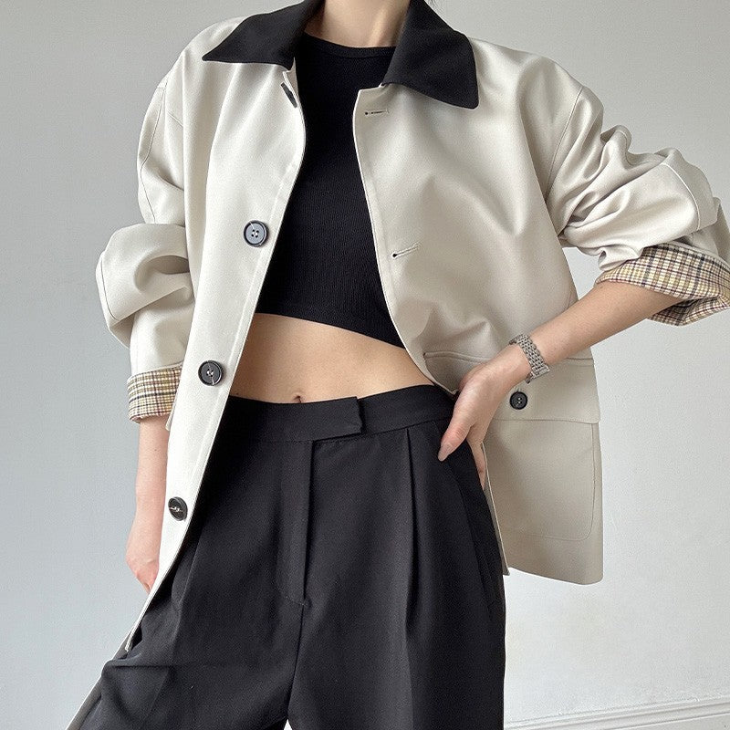 Damen Boxy Kurzjacke im leichten Trenchstil mit Kontrastkragen und kariertem Ärmelaufschlag Nord Taschen