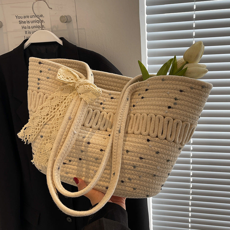 Damen Tragetasche mit elegantem Häkelmuster und verspielten Spitzenakzenten Nord Taschen