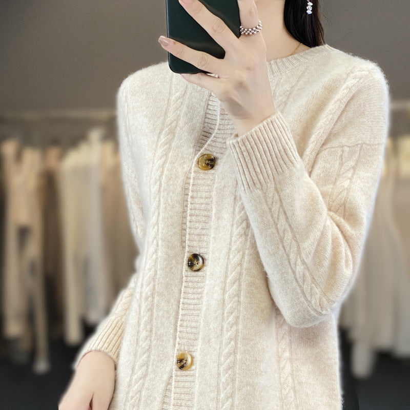 Damen Kaschmirähnlicher Zopfmuster‑Cardigan mit Rundhals und Hornoptikknöpfen Nord Taschen