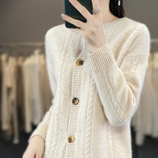Damen Kaschmirähnlicher Zopfmuster‑Cardigan mit Rundhals und Hornoptikknöpfen Nord Taschen