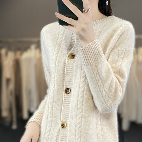 Damen Kaschmirähnlicher Zopfmuster‑Cardigan mit Rundhals und Hornoptikknöpfen Nord Taschen