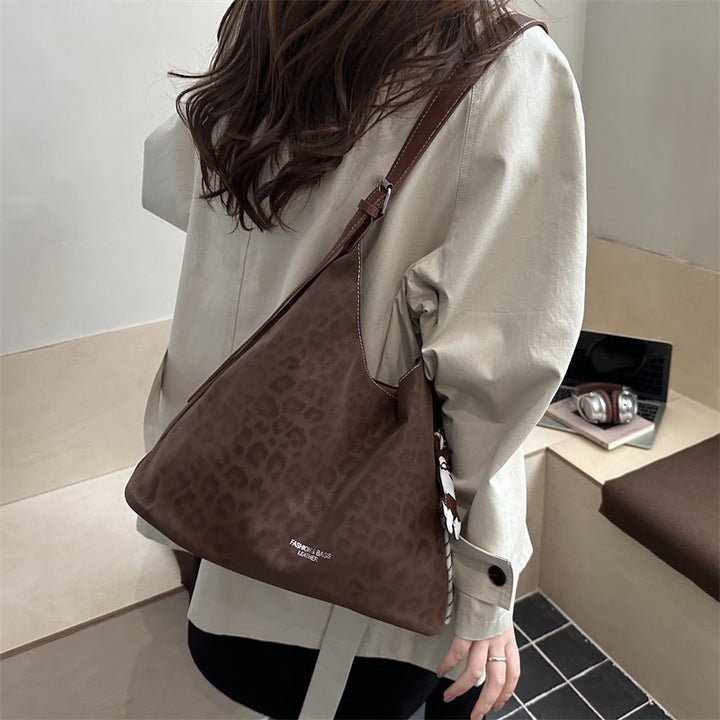 Frauen modische Hobo-Tasche aus geschmeidigem Material mit praktischem Reißverschluss Nord Taschen