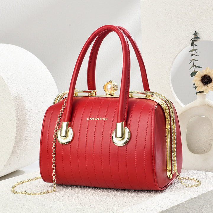 Damen elegante Handtasche im modernen Design mit goldenen Details Nord Taschen