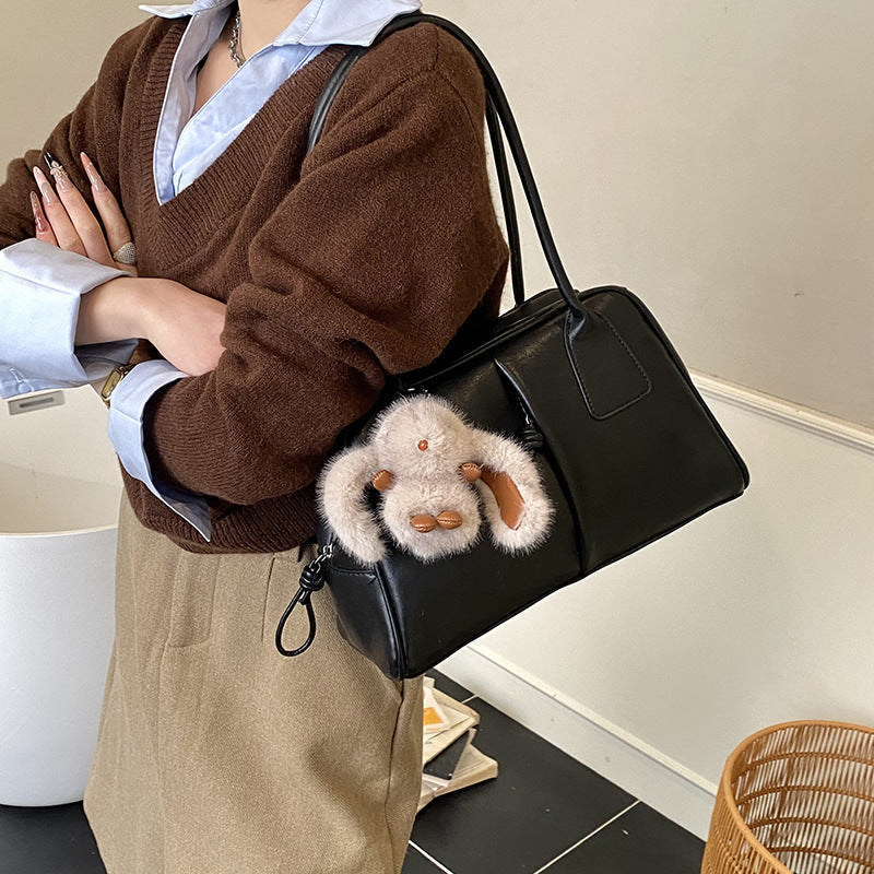 Damen Handtasche mit verspieltem Plüschelement und elegantem Design Nord Taschen