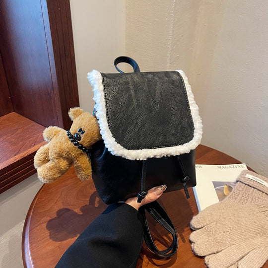 Damen Rucksackhandtasche mit gefüttertem Abschlusspanel und verspieltem Bärenanhänger | Nord Taschen