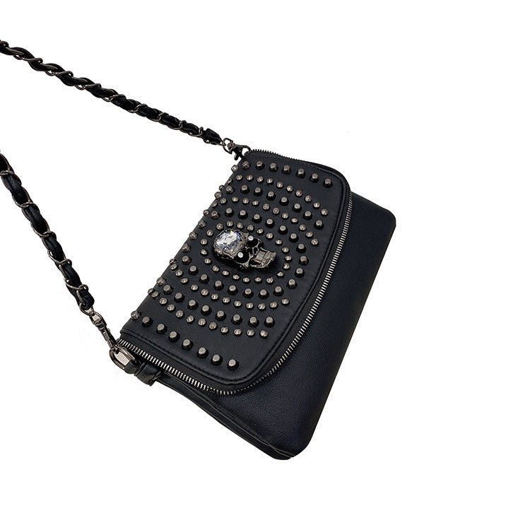 Damen Clutch mit verspieltem Totenkopf-Design und dekorativen Nieten Nord Taschen