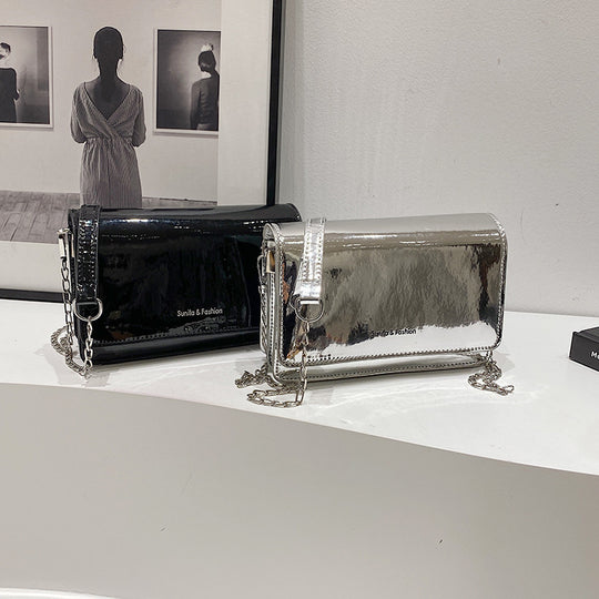 Damen elegante Umhängetasche mit schimmerndem Finish und praktischen Kettenriemen Nord Taschen