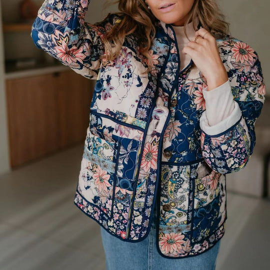 Damen Patchwork‑Steppjacke mit Blumenmuster, gerader Silhouette und aufgesetzten Taschen Nord Taschen