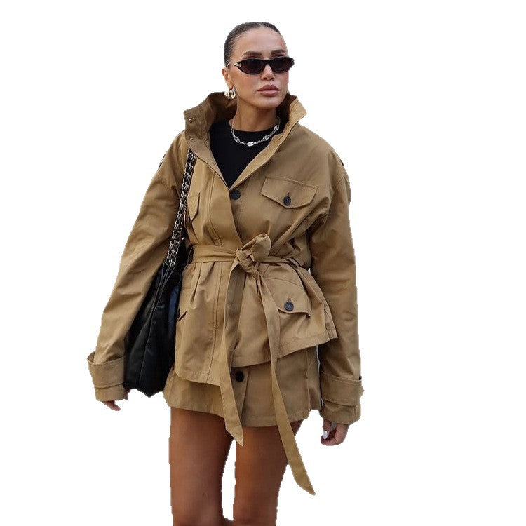Damen Taillierte Utility-Jacke mit Bindegürtel, hohem Stehkragen und Pattentaschen Nord Taschen