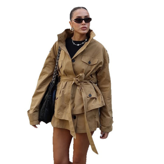 Damen Taillierte Utility-Jacke mit Bindegürtel, hohem Stehkragen und Pattentaschen Nord Taschen