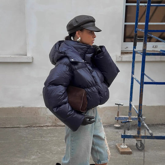 Damen Kurz geschnittene glänzende Oversize-Steppjacke mit hohem Kragen Nord Taschen