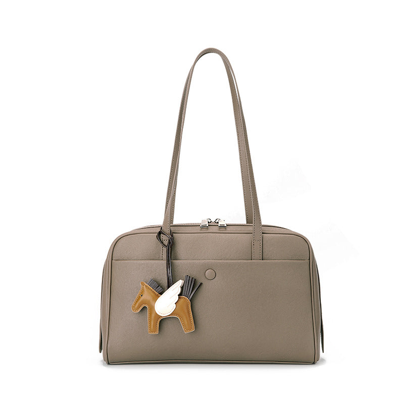 Damen Handtasche im eleganten Design mit verspieltem Anhänger Nord Taschen
