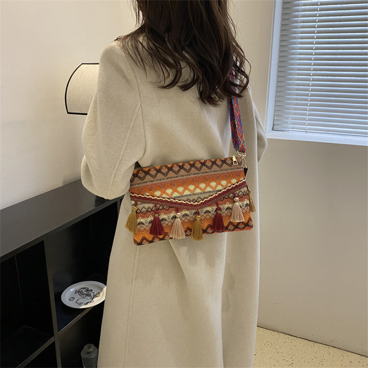 Damen modische Clutch-Tasche mit fransigen Akzenten und buntem Stickmuster Nord Taschen