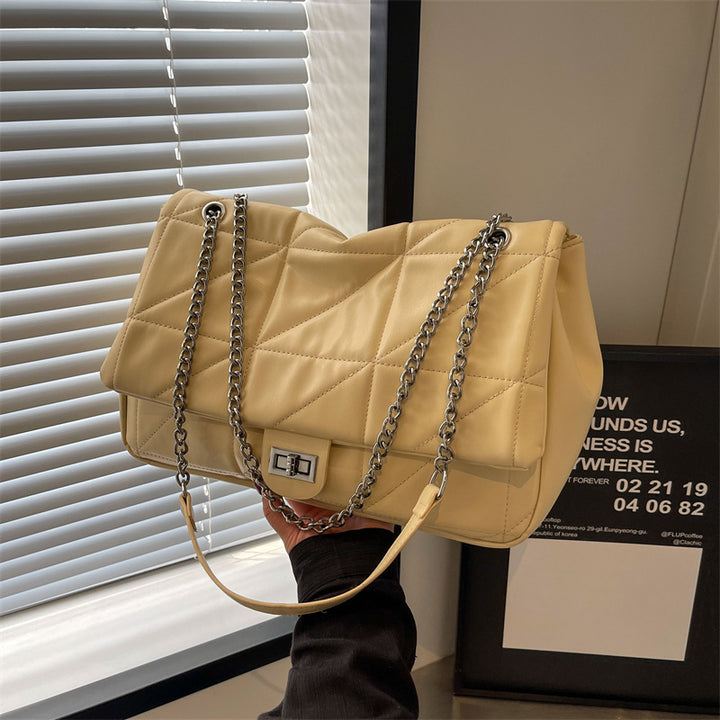 Damen elegante Umhängetasche mit strukturiertem Design und Kettenakzent Nord Taschen