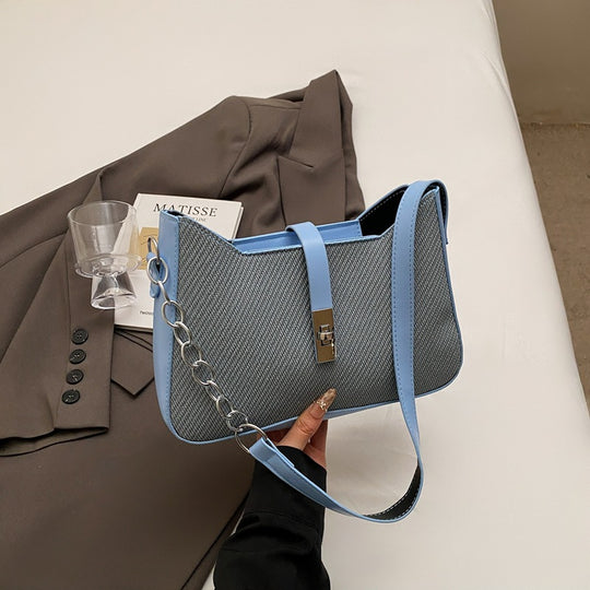 Damen stylische Umhängetasche mit geprägtem Design und dekorativer Kettenverzierung Nord Taschen