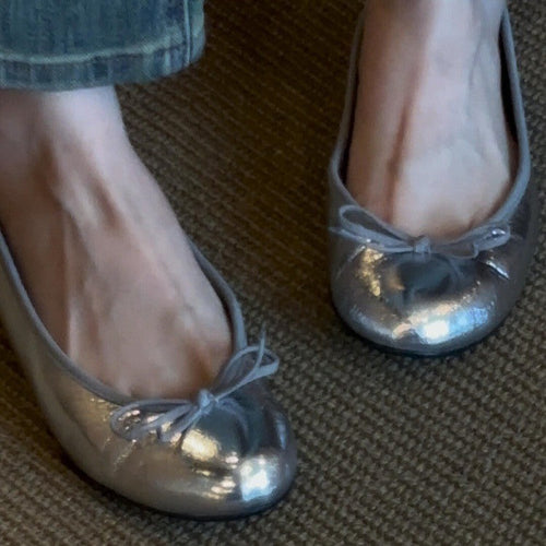Damen Ballerinas aus glänzendem Leder mit verspieltem Schleifendetail