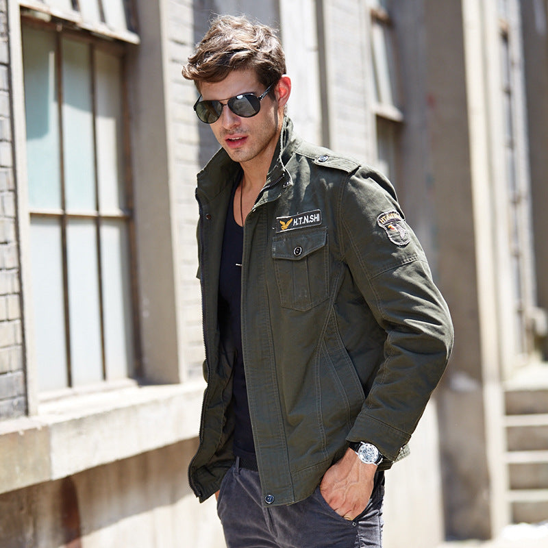 Herren military-inspirierte Canvas-Fieldjacke mit Schulterklappen, Stickpatches und verdecktem Zwei-Wege-Reißverschluss Nord Taschen