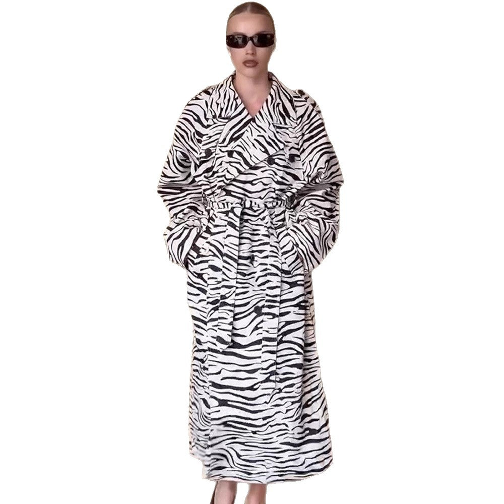 Damen Maxilanger Trenchcoat im Animal-Print mit voluminösem Schalkragen, bindegürtel und kastiger Silhouette Nord Taschen