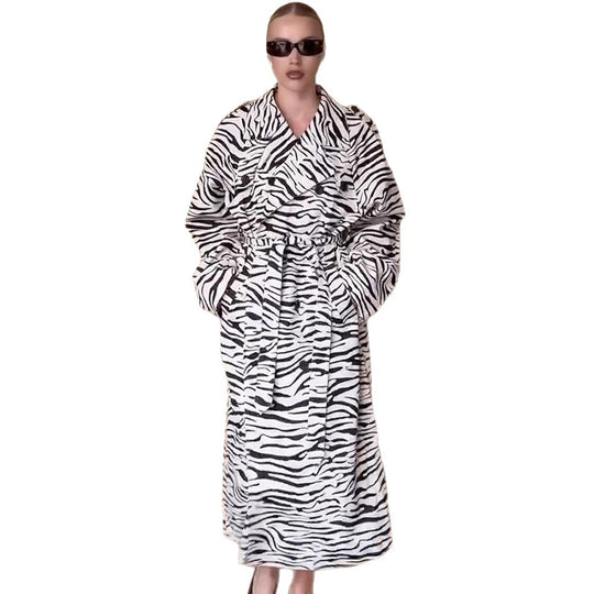Damen Maxilanger Trenchcoat im Animal-Print mit voluminösem Schalkragen, bindegürtel und kastiger Silhouette Nord Taschen