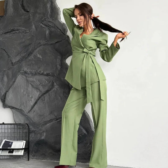 Damen Taillierter Blazer‑Mantel mit Bindegürtel und weiten Anzughosen Nord Taschen