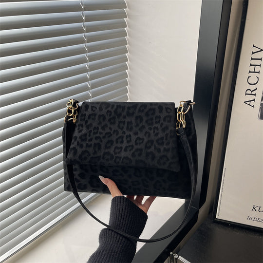 Damen Umhängetasche mit strukturiertem Wildleder und elegantem Kettenakzent Nord Taschen