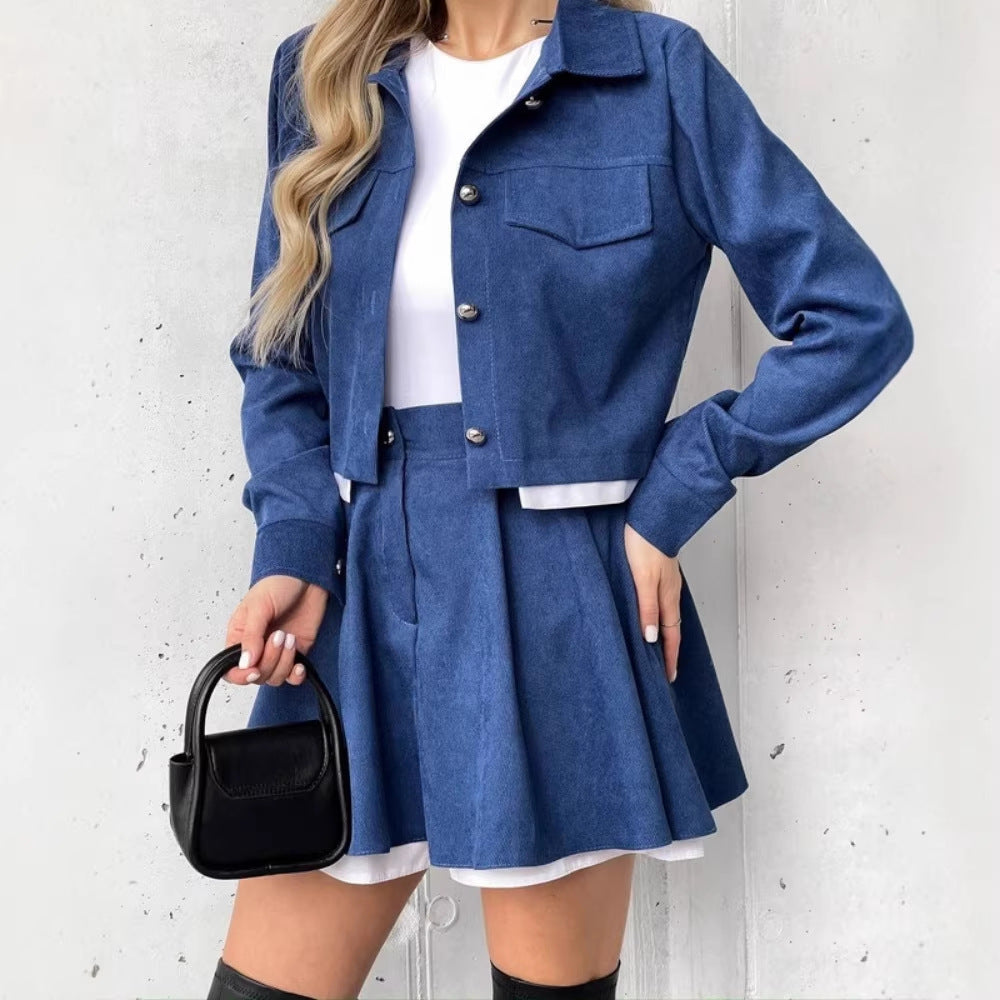 Damen kurzes Cordjacken- und Faltenrock-Set mit taillenhohem Faltenrock und cropped Hemdjacke Nord Taschen
