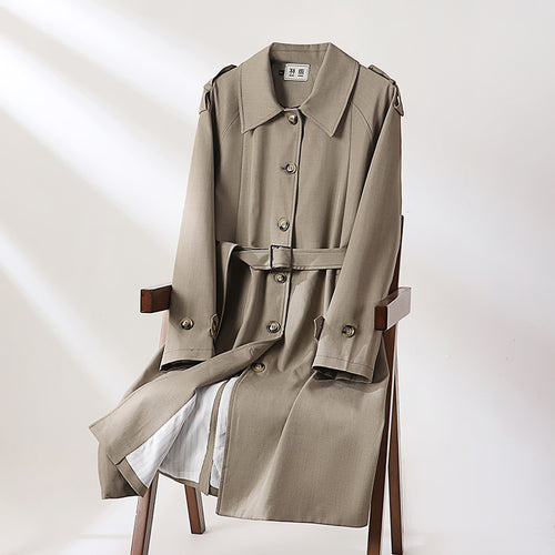 Herren Lang geschnittener Trenchcoat mit taillierendem Gürtel und dekorativen Schulterriegeln Nord Taschen