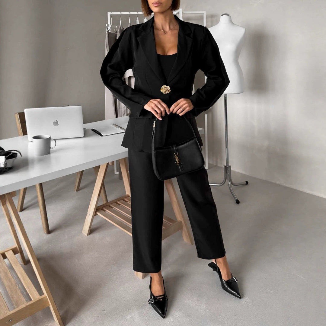 Damen Taillierter Ein-Knopf-Blazer mit floralem Dekoverschluss und Klappentaschen Nord Taschen