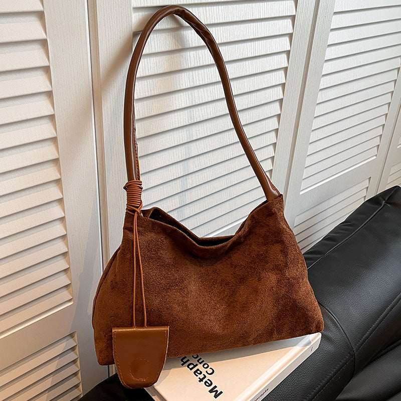 Damen Schultertasche aus weichem Wildleder mit abnehmbarem Anhänger Nord Taschen
