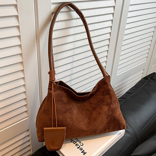 Damen Schultertasche aus weichem Wildleder mit abnehmbarem Anhänger Nord Taschen