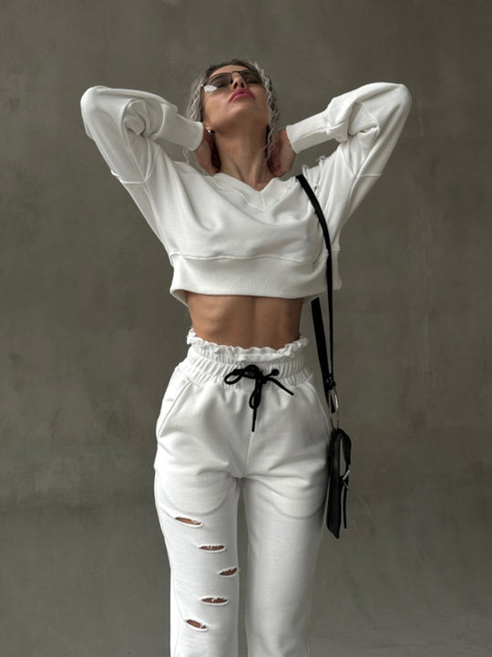 Damen kurzgeschnittenes Sweat-Set mit V-Ausschnitt, Rüschenbund Highwaist Jogginghose und Distressed-Details Nord Taschen