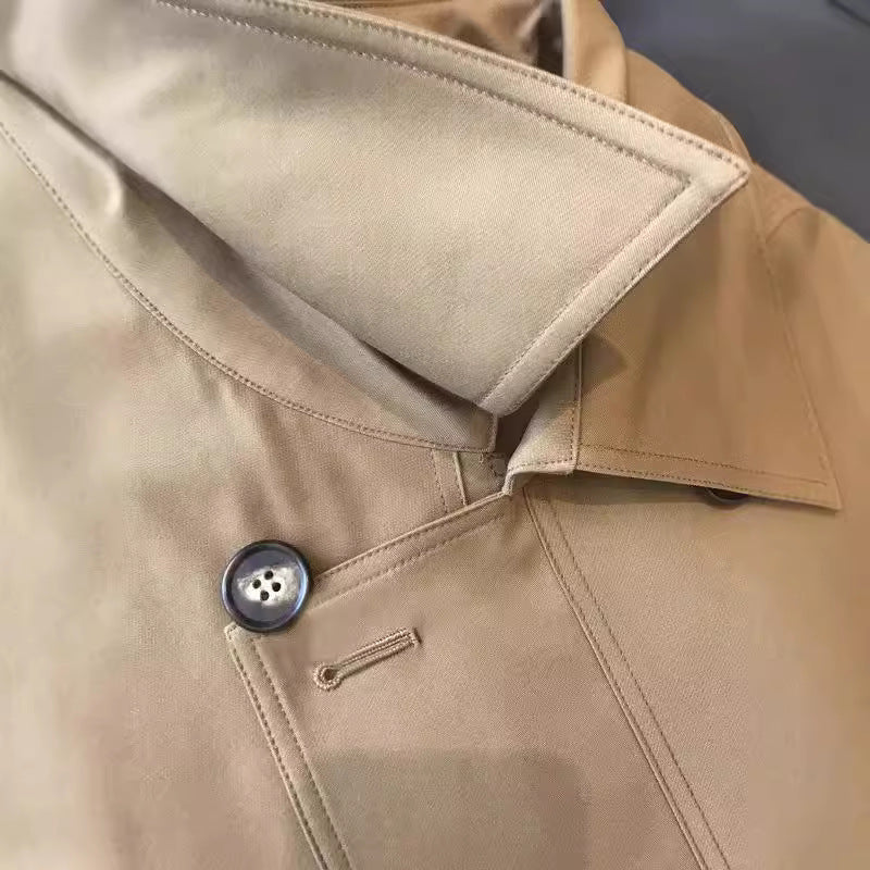 Damen Kurzgeschnittener Trenchcoat mit doppelreihiger Knopfleiste, Sturmklappe und Taillengürtel Nord Taschen