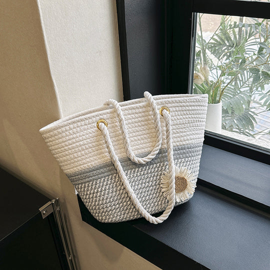 Damen Trendige Strandtasche mit geflochtenen Griffen und dekorativer Blüte Nord Taschen