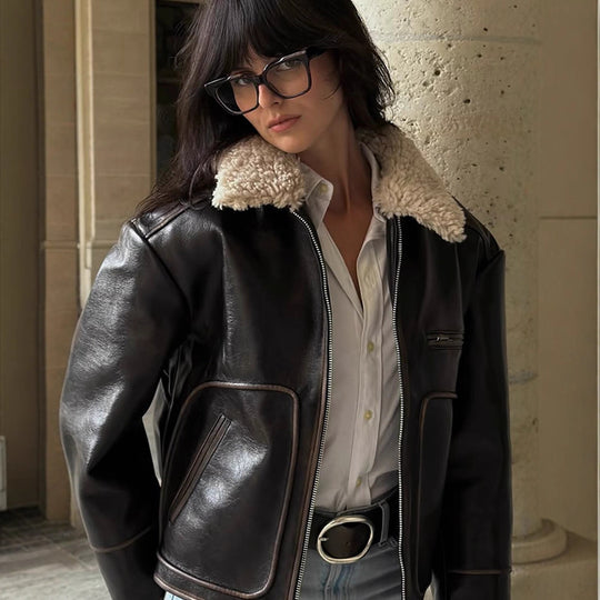 Damen Kurz geschnittene Lederimitat‑Fliegerjacke mit voluminösem Teddy‑Schalkragen und markanten Ziernähten Nord Taschen