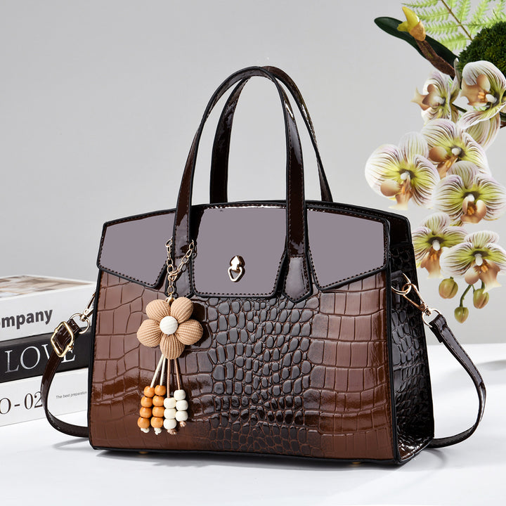 Damen elegante Handtasche mit Kroko-Prägung und charmantem Blumenanhänger Nord Taschen