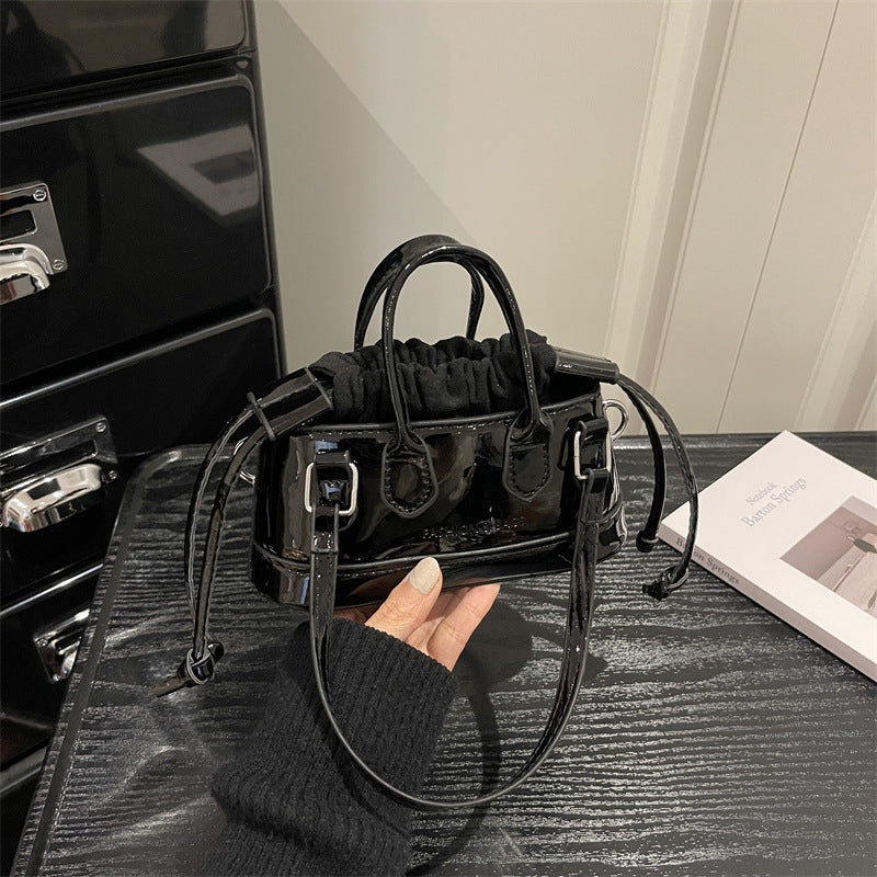 Damen Mini-Tasche mit verspieltem Kordelzug und glänzendem Finish Nord Taschen