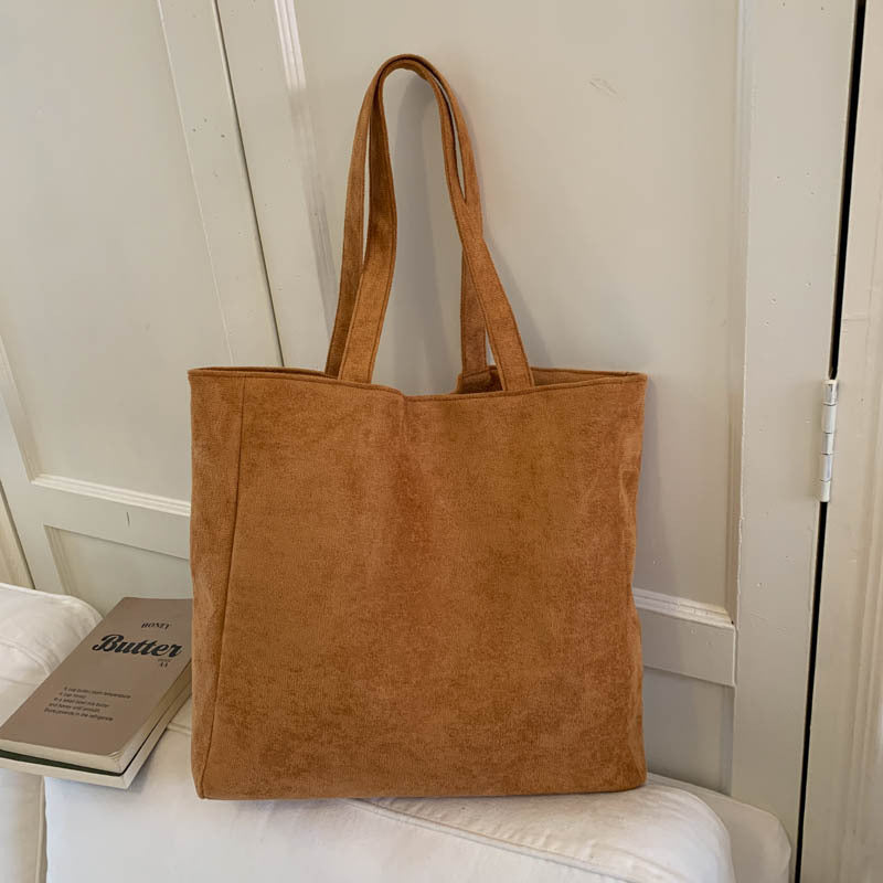 Damen stilvolle Schultertasche aus hochwertigem Wildleder mit süßem Anhänger Nord Taschen