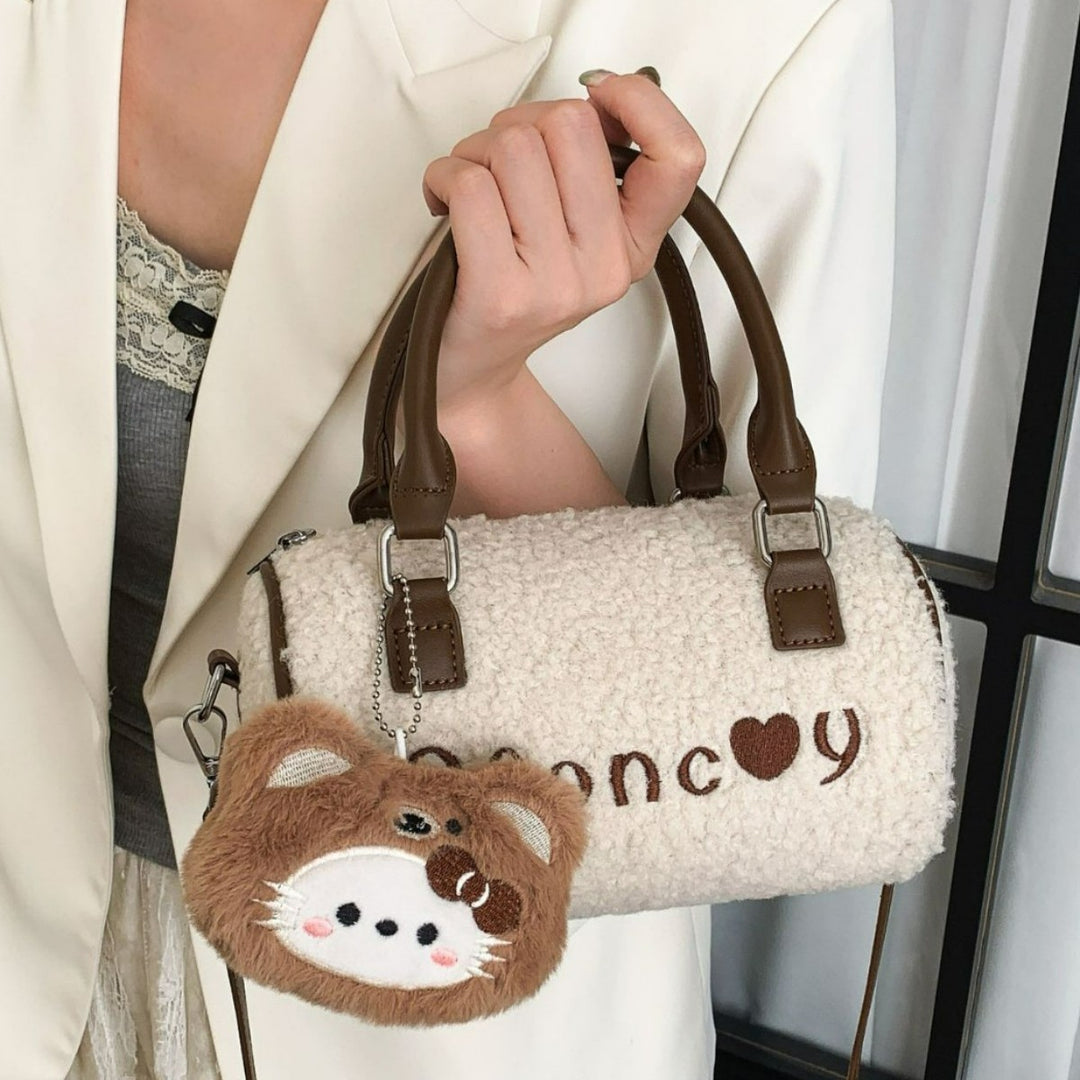 Damen Handtasche mit weichem Teddydesign und abnehmbarem Plüschanhänger Nord Taschen