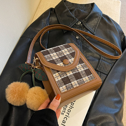 Damen Umhängetasche mit strukturiertem Karomuster und eleganter Klappöffnung Nord Taschen