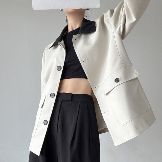 Damen Boxy Kurzjacke im leichten Trenchstil mit Kontrastkragen und kariertem Ärmelaufschlag Nord Taschen
