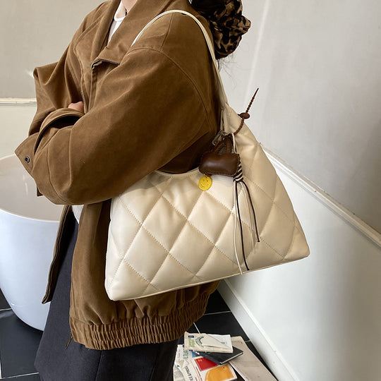 Damen Hobo-Tasche mit eleganter Steppung und charmantem Anhänger Nord Taschen