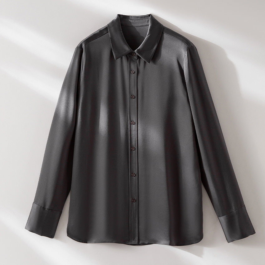 Damen Seidenähnliche Bluse mit klassischem Hemdkragen, durchgehender Knopfleiste und verlängerten Manschetten Nord Taschen