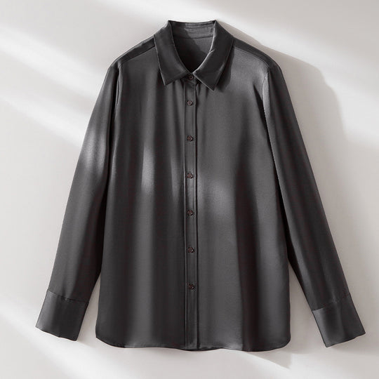 Damen Seidenähnliche Bluse mit klassischem Hemdkragen, durchgehender Knopfleiste und verlängerten Manschetten Nord Taschen