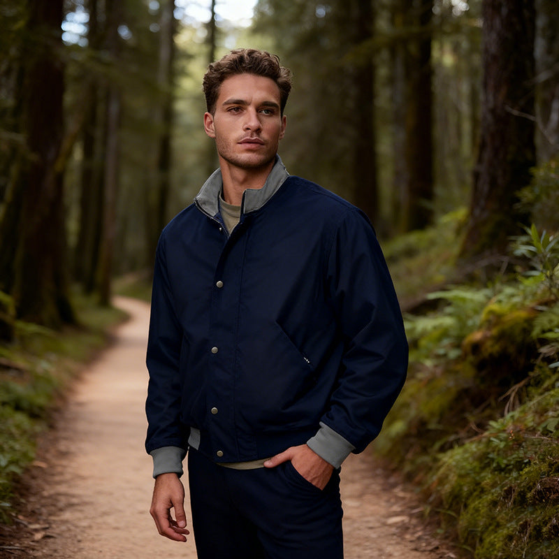 Herren Kurzjacke im urbanen Outdoor-Stil mit Stehkragen, Druckknopfblende und Rippbündchen Nord Taschen
