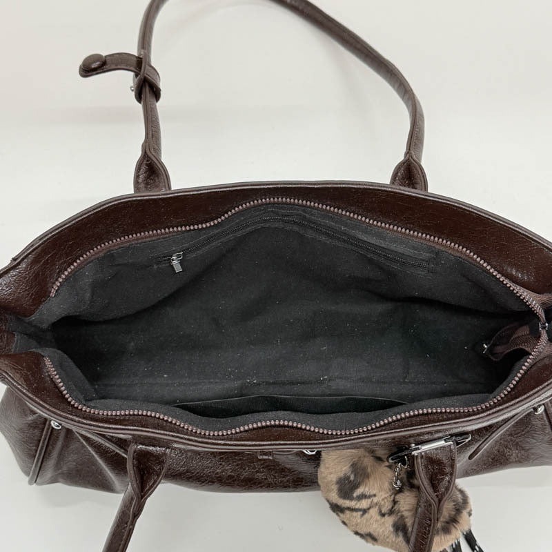 Damen elegante Handtasche mit charmantem Kuschelanhänger Nord Taschen
