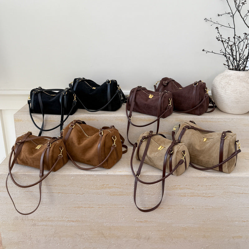 Damen Schultertasche aus weichem Wildleder mit eleganten Details Nord Taschen