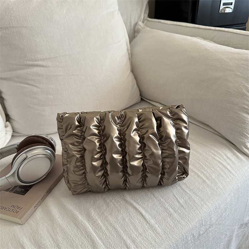 Damen praktische Clutch mit gepolstertem Design Nord Taschen